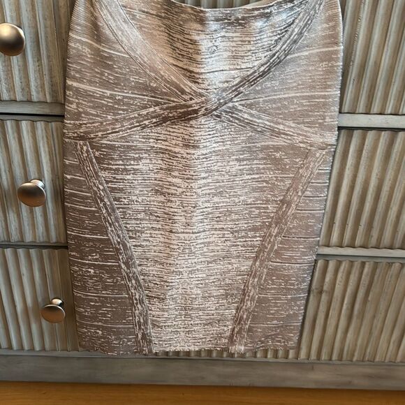 Herve Leger Arlis Bandage Skirt in Platinum Foil Size Small - Picture 3 of 11